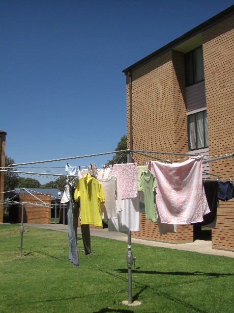 写真は“事件”とは別の日に撮影した学生寮の洗濯物干しエリア