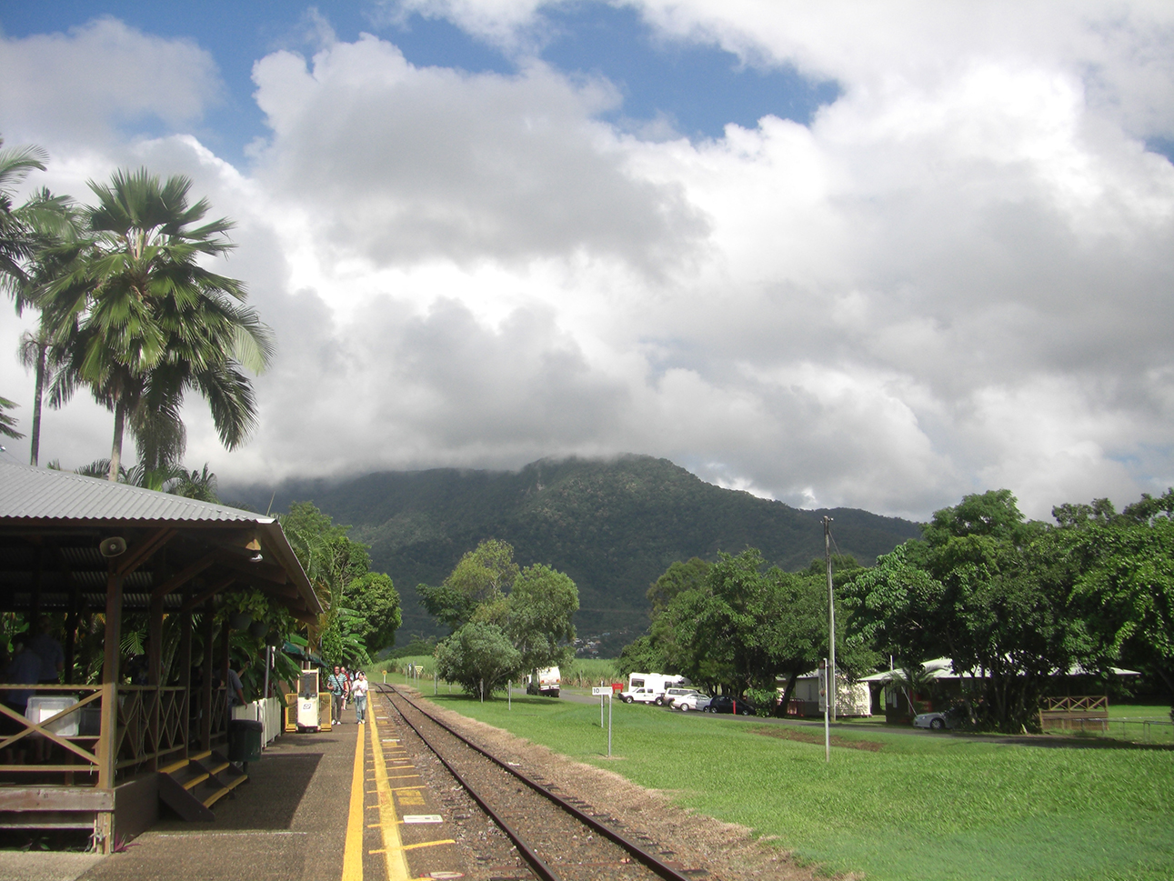 熱帯雨林の町キュランダへ上る電車が出発するフレッシュウォーター駅