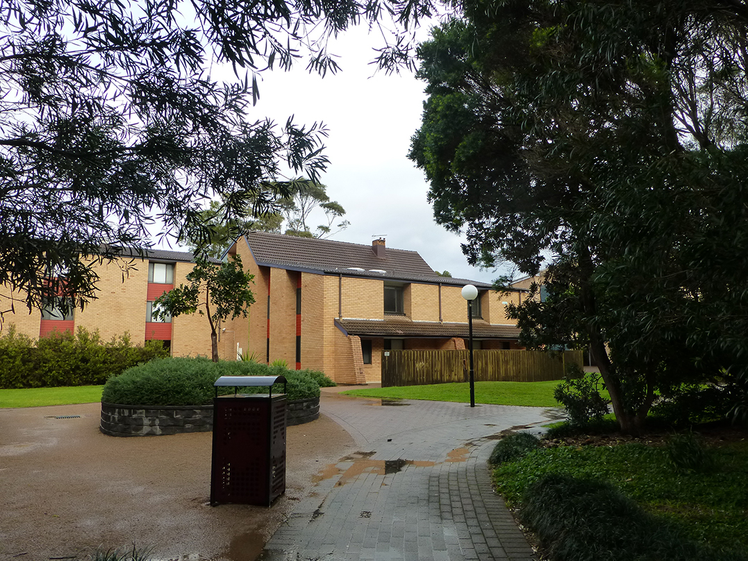 雨上がりのウーロンゴン大学学生寮（２０１５年７月撮影）